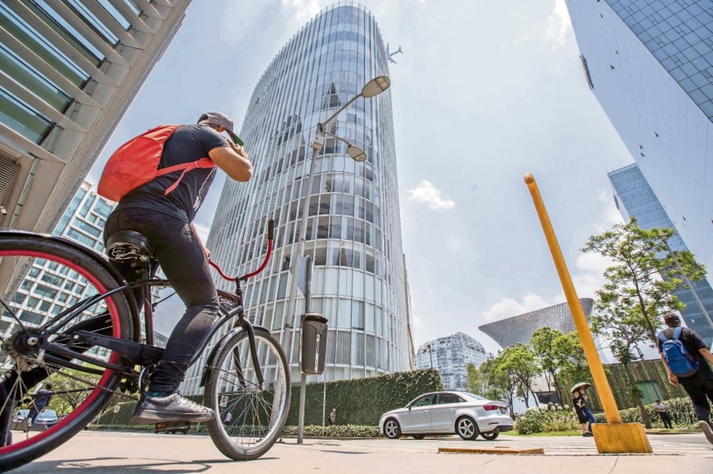 En la Ciudad de México, los corredores con mayor disponibilidad para rentar oficinas son Santa Fe y Polanco. Foto: GERMÁN ESPINOSA. EL UNIVERSAL