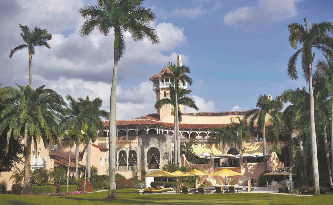 Mar-a-Lago, la residencia privada de Donald Trump cateada este lunes por el FBI. El exmandatario no se encontraba allí en el momento del allanamiento. Foto: Archivo AFP.