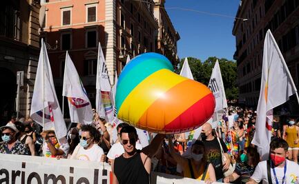 Pese a detenciones, miles participan en marchas del Orgullo LGBT+ en Europa