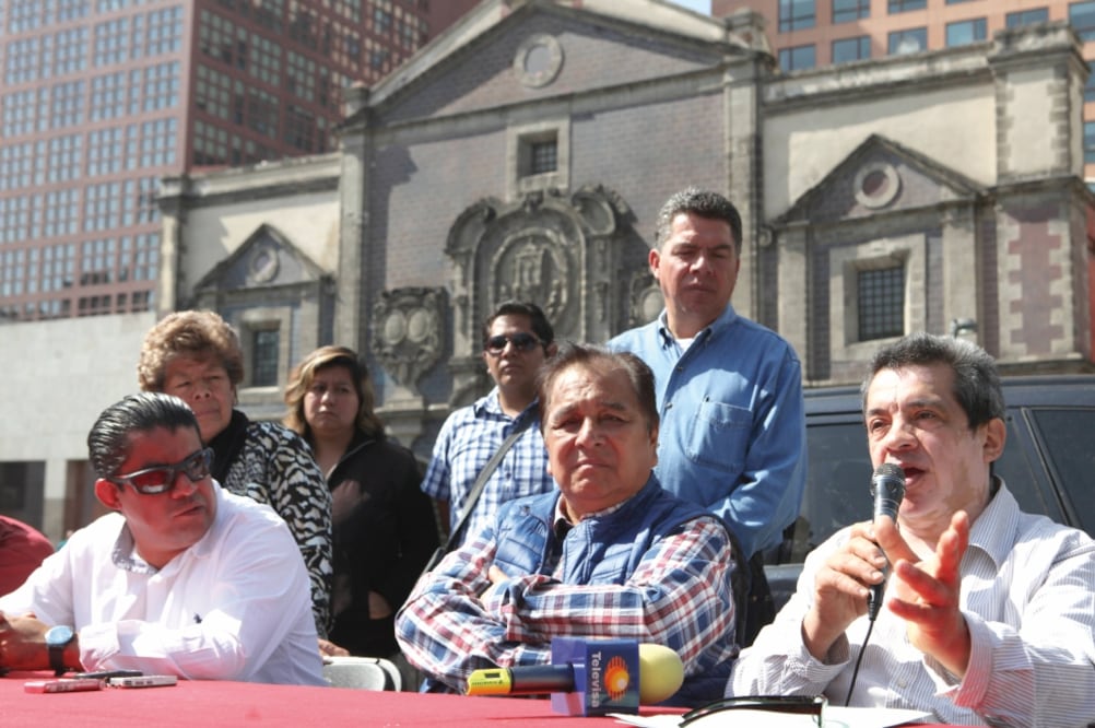 Durante la conferencia de prensa ofrecida por los líderes de comerciantes frente al Hemiciclo Juárez, éstos afirmaron que seguirán luchando para reivindicar los derechos de quienes trabajan en los mercados en la capital (LUCIA GÓDINEZ. EL UNIVERSAL)