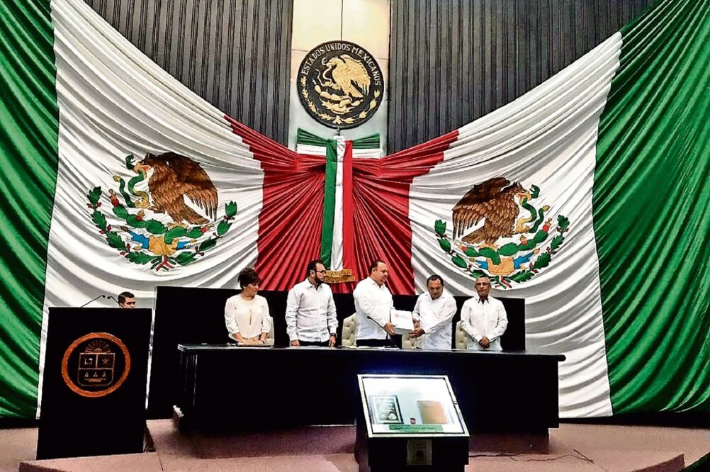 Román Quian, secretario de Gobierno, entregó ayer el Quinto Informe de Roberto Borge, a José Esquivel Vargas, presidente de la Mesa Directiva (SILVIA HERNÁNDEZ. EL UNIVERSAL)