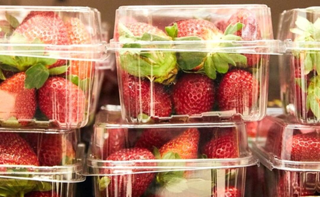 BBC. Se registraron más de un centenar de reportes de agujas escondidas en fresas en Australia (EPA)