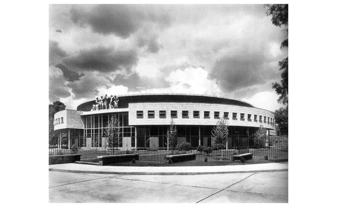 El Conservatorio Nacional de Música, ubicado en Polanco, poco después de su apertura en 1949. Este complejo fue planeado por Mario Pani donde antes había estado el Club Hípico Alemán, frente al actual cruce de Masaryk y el Anillo Periférico; el conjunto escultórico de la parte superior es obra de Armando Quezada. Imagen: Col. Villasana - Torres