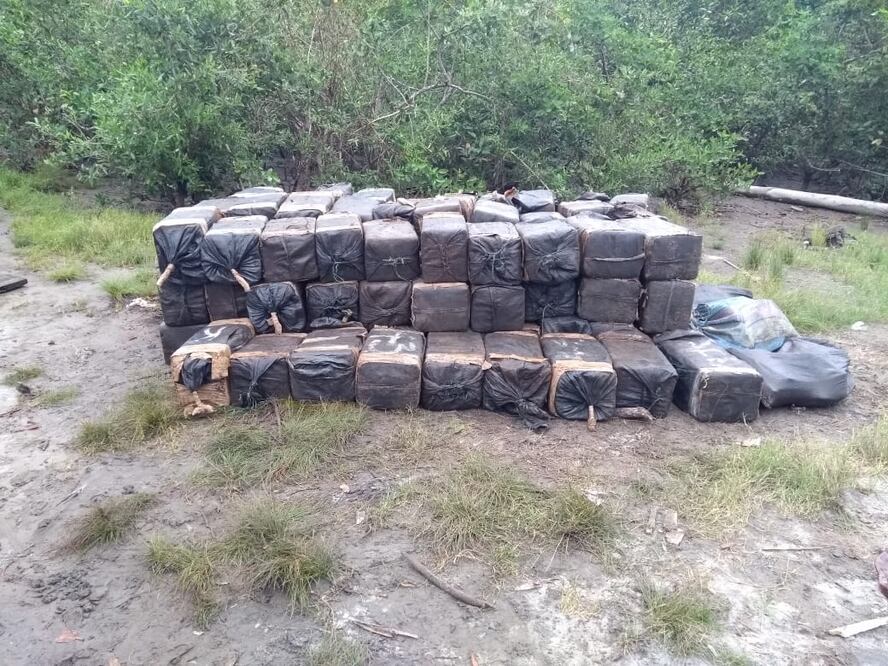 El cargamento de cocaína que iba a ser enviado a México por una organización criminal desde Colombia fue localizado en una bodega o “caleta” oculta en una espesa vegetación en la zona suroccidental colombiana. (Foto: Policía Nacional de Colombia)