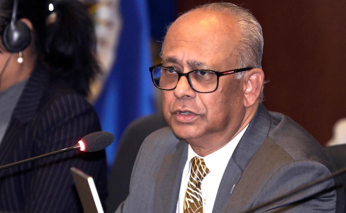El secretario general de la Organización de los Estados Americanos (OEA), Albert Ramdin, habla durante una sesión extraordinaria del consejo permanente de la Organización de los Estados Americanos (OEA) este lunes, en la sede del organismo en Washington (Estados Unidos). Estados Unidos negó ante la Organización de los Estados Americanos (OEA) haber interferido en el proceso electoral de Honduras pese al respaldo público del presidente, Donald Trump, al candidato conservador Nasry 'Tito' Asfura. Foto: EFE