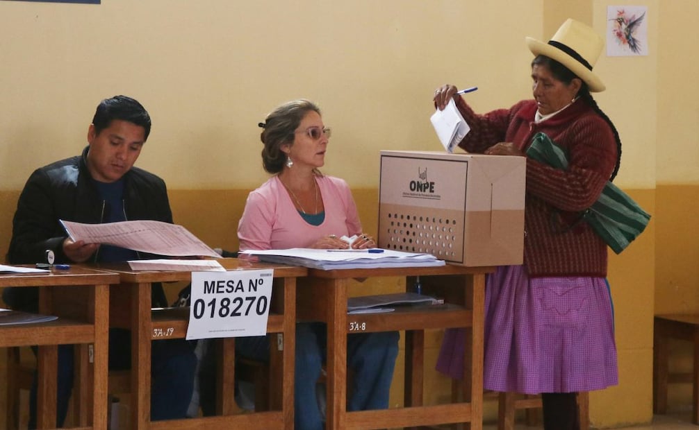 Las autoridades electorales de Perú ampliaron una hora más el tiempo para sufragar este domingo en las elecciones generales tras los múltiples problemas registrados para abrir los centros de votación, especialmente en Lima. (12/04/26) Foto: EFE