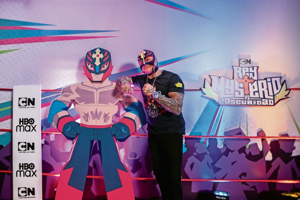 En Rey Misterio vs. La Oscuridad, el luchador de la WWE busca ganar aficionados de las nuevas generaciones para la lucha libre. Foto: Cartoon Network