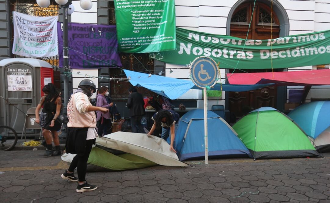 Tras firmar un acuerdo con la junta de gobierno y coordinación política, el grupo feminista comienza a abandonar las instalaciones después de veinticinco días (Foto: Foto: Omar Contreras)