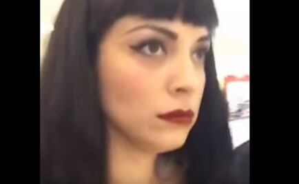 Mon Laferte se molesta con personal de seguridad