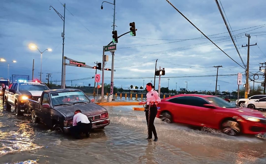 A causa de las inundaciones, seis vehículos quedaron varados en Ciudad Juárez, Chihuahua. Foto: Especial