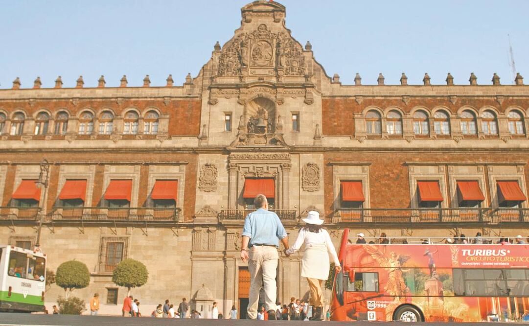 La cantera de la fachada de Palacio Nacional es especial, por lo que no se puede limpiar si no hay autorización del Instituto Nacional de Antropología e Historia, dijo el Ejecutivo. Foto: ARCHIVO EL UNIVERSAL