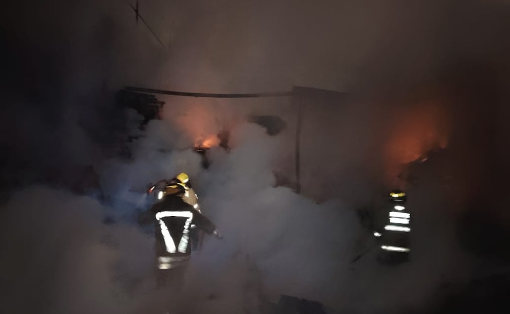 Incendio consume bodega de tarimas en Tultitlán; bomberos evitan que el fuego se propague.
Foto: Especial.
