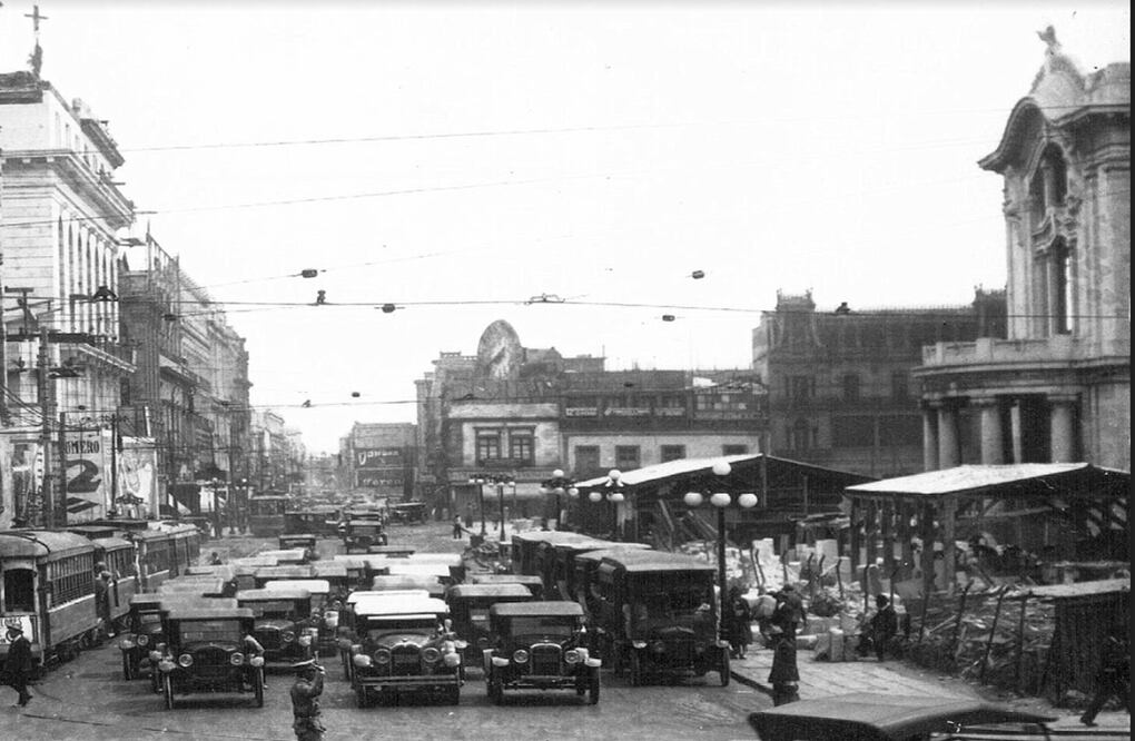 Así se veía la estrecha avenida de San Juan de Letrán antes de su ampliación hacia el sur a inicios de los años treinta. Del lado derecho se encuentra el inconfundible Palacio de Bellas Artes y atrás, la avenida Juárez. En la esquina se alcanza a distinguir la construcción que fue demolida poco después para levantar el edificio estilo Art Déco de la compañía de seguros de vida “La Nacional”.  Imagen: Col. Villasana-Torres