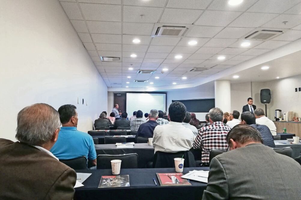 En una reunión realizada en un hotel de la Ciudad de México, maestros criticaro n el nombramiento de Esteban Moctezuma como próximo titular de la SEP (TERESA MORENO. EL UNIVERSAL)