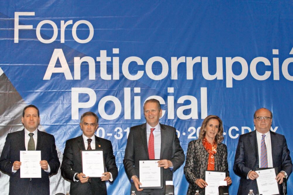 Eruviel Ávila, gobernador del Estado de México; Miguel Ángel Mancera, jefe de gobierno de la CDMX; Duncan Taylor, embajador de Reino Unido en México; María Elena Morera, presidenta de Causa en Común, y Graco Ramírez, mandatario de Morelos (IRVIN OLIVARES)