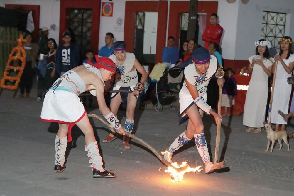 En el Juego de Pelota, cada guerrero porta siempre del lado derecho su bastón hecho con madera de árbol de tejocote, encino o cerezo, el cual no pueden levantar más arriba de la cintura, como lo indican las reglas (BERENICE FREGOSO. EL UNIVERSAL)