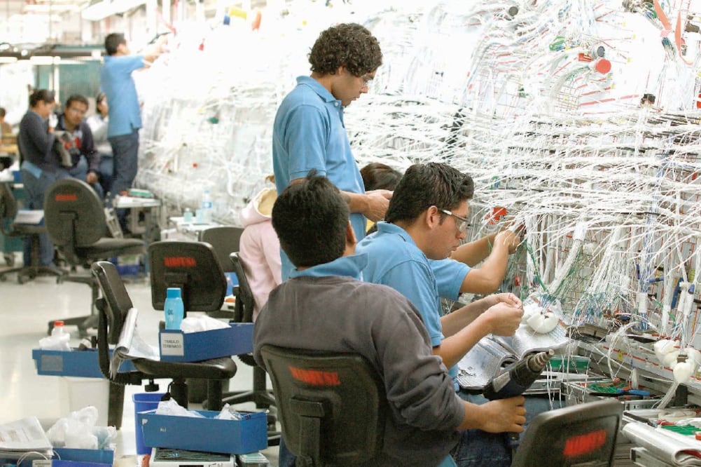 Las políticas públicas del país deben concentrarse en elevar el poder adquisitivo, lograr la creación de empleos para alrededor de 12 millones de mexicanos, además de aumentar la inversión pública, reconocieron especialistas (ARCHIVO. EL UNIVERSAL)