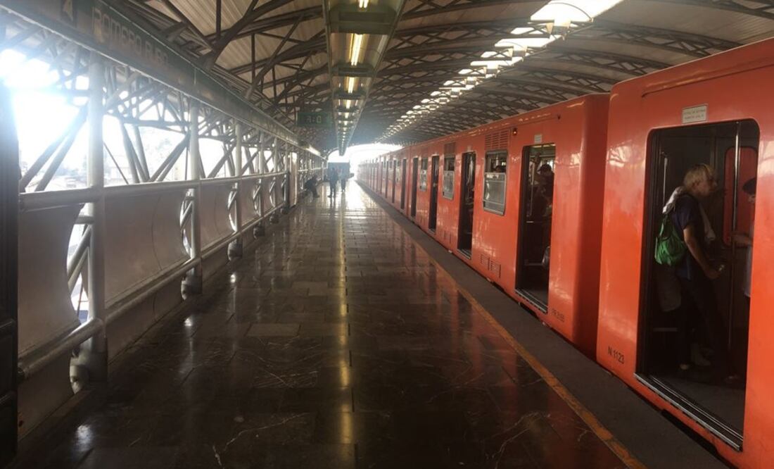 De acuerdo con fuentes locales, el sujeto se arrojó a las vías cuando el tren estaba circulando por el andén. Foto: Archivo / EL UNIVERSAL