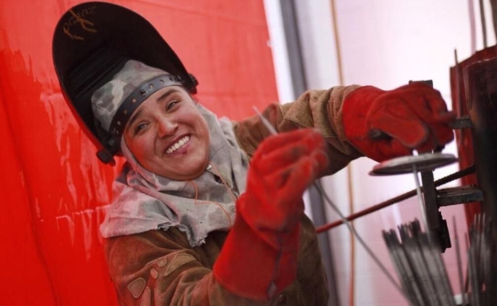 Sheinbaum visita a soldadores de la CDMX durante supervisión del Trolebús Elevado