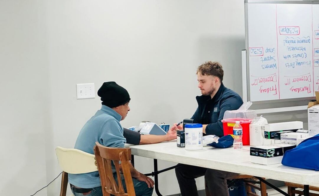 En la ventanilla se ofrecieron servicios como exámenes de presión arterial, pruebas de glucosa y la aplicación de vacunas contra el COVID-19 y la influenza. Foto: X @SRE_mx