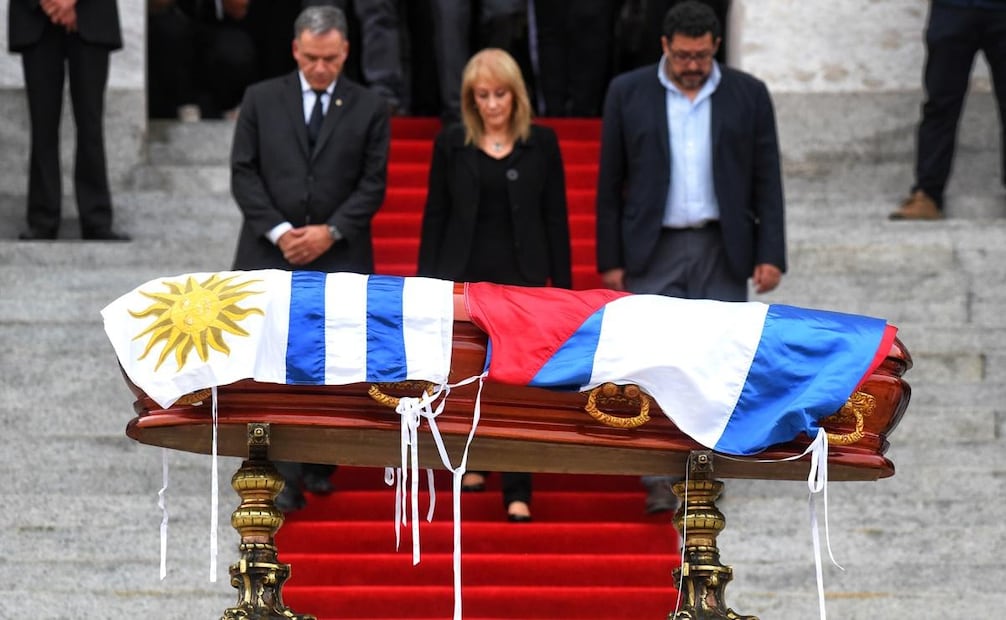 Adiós a una figura fundamental
El velatorio de José Mujica, realizado en el Palacio Legislativo, se desarrolló en un clima de profunda solemnidad y recogimiento popular. El féretro, cubierto con el pabellón nacional, fue acompañado por las máximas autoridades del país, en unl homenaje, austero y cargado de simbolismo republicano, que reflejó el lugar central que Mujica ocupó en la historia política contemporánea del Uruguay y el respeto transversal que supo cosechar a lo largo de su vida pública. Foto: Ignacio Sánchez / El País, Uruguay