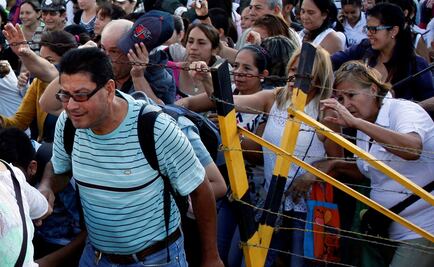 Miles de venezolanos cruzan frontera con Colombia por alimentos