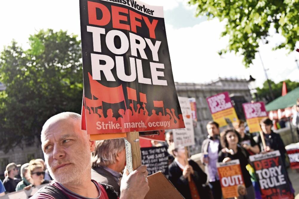 Ciudadanos de Reino Unido protestaron ayer en Londres contra la primera ministra británica, Theresa May, y su gobierno. (ANDY RAIN. EFE)