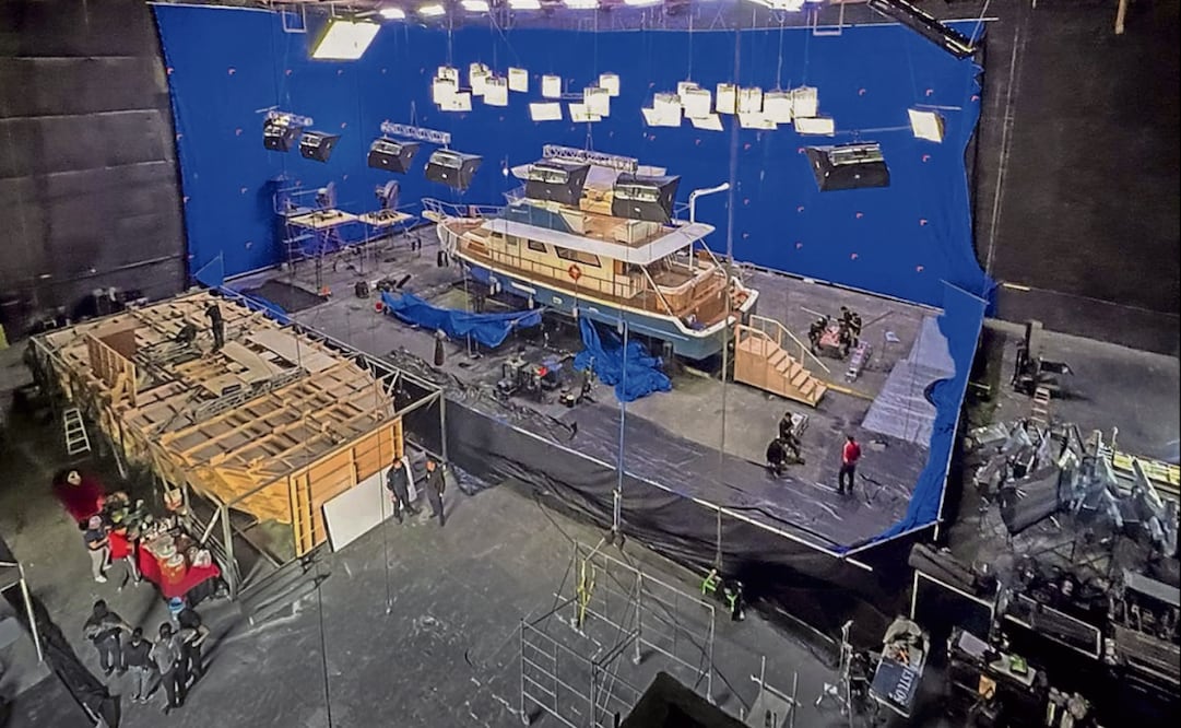 Tanto en exteriores como en interiores de los foros recrearon un barco, así como el mar del filme que abordará el impacto del huracán en Guerrero. Foto: Netflix