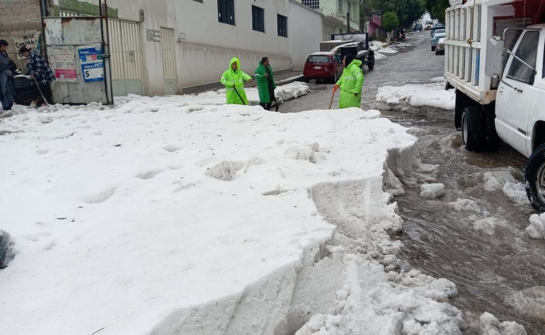 Tormenta con granizo deja daños estructurales en Ecatepec; línea 4 de Mexibús suspende servicio continuo.
Foto: Especial.