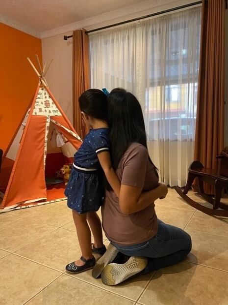 "Extraño darte abrazos", dice niña a sus papás médicos