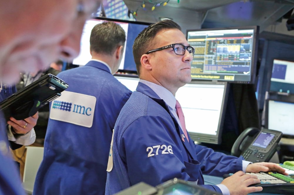 Empleados de la Bolsa de Valores en Nueva York, ayer (MARK LENNIHAN. AP)