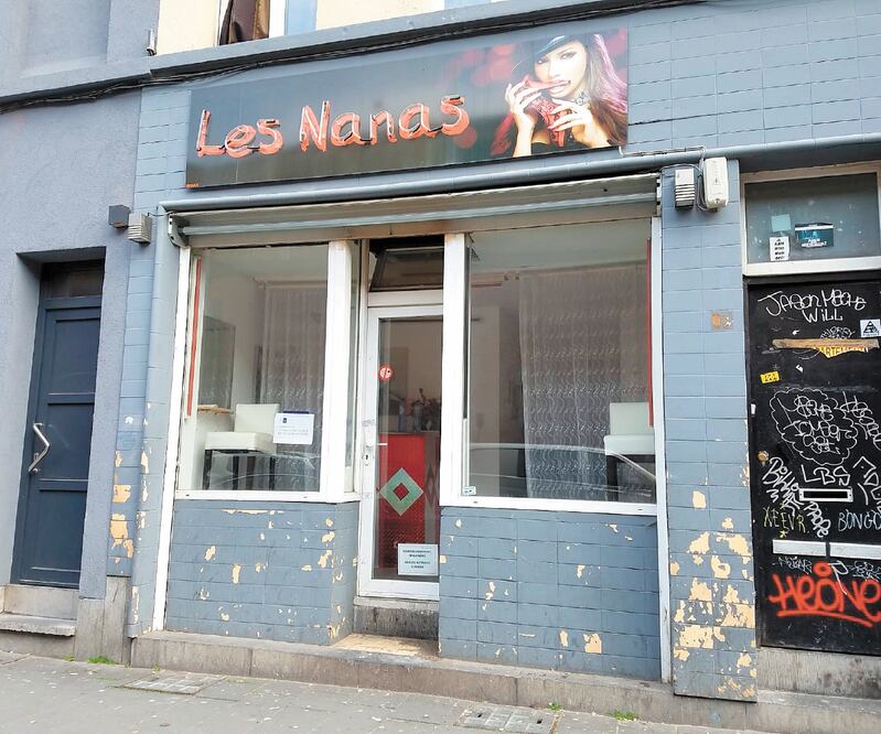 Los aparadores de tiendas de sexoservicio se encontraban cerradas; algunas trabajadoras enfrentarán el Covid-19 sin seguro médico. INDER BUGARIN/EL UNIVERSAL