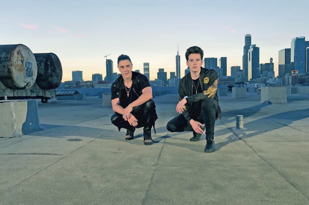 Axel (der.) grabó el video de “Mi vicio” al lado de Joey Montana (izq). Foto: WARNER MUSIC