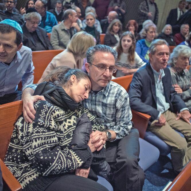 Vecinos de la comunidad de Pittsburgh acudieron ayer a un memorial en honor a las 11 personas que fueron asesinadas el sábado en una sinagoga. (RICHARD TSONG-TAATARII. AP)