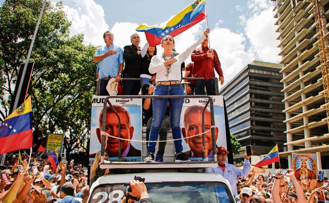 La líder opositora María Corina Machado ondea la bandera venezolana durante una manifestación para protestar contra los resultados oficiales de las presidenciales del 28 de julio. Foto: Ariana Cubillos | AP