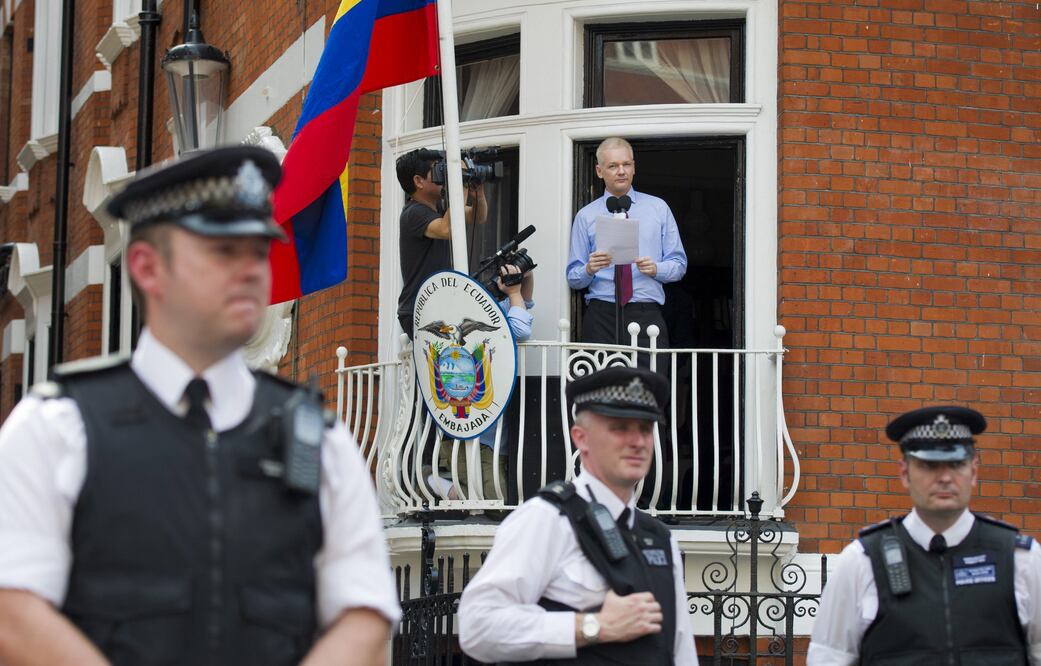 El fundador de WikiLeaks, el australiano Julian Assange, mientras se dirige a los medios y a sus seguidores desde un balcón de la embajada de Ecuador en Londres (Foto: EFE/Archivo)