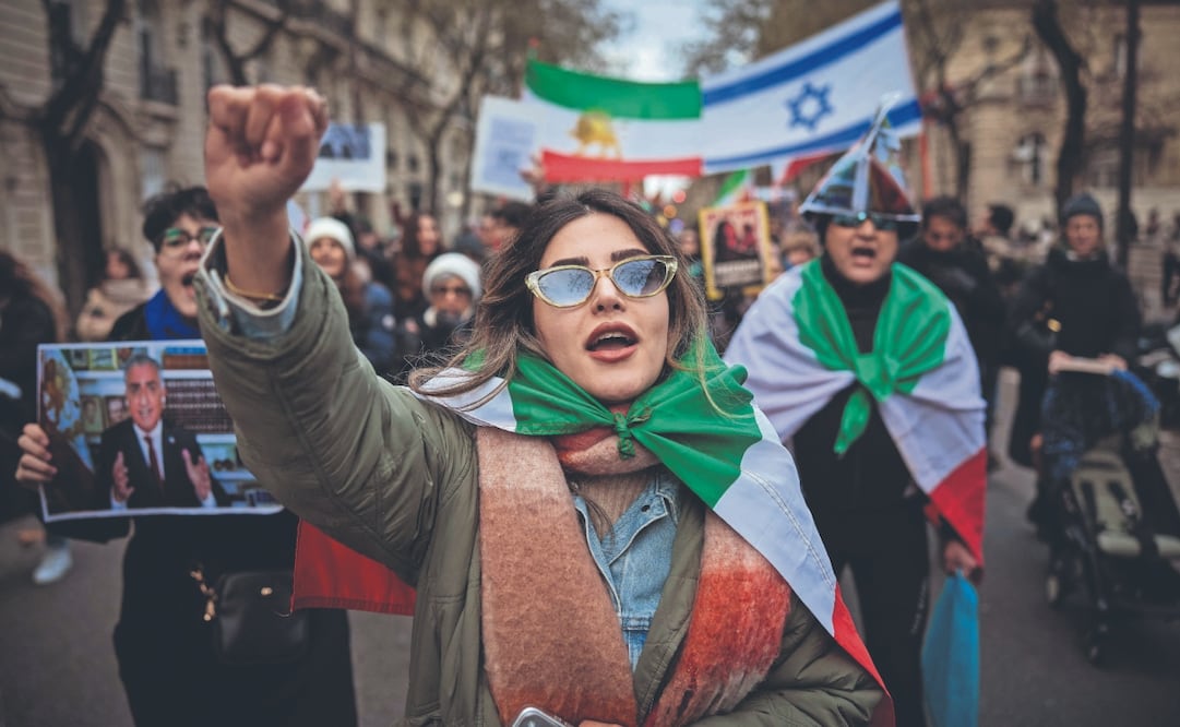 Una protesta en París contra el régimen iraní, que en los últimos días ha reprimido con fuerza las manifestaciones que se registran en varias ciudades de esa nación. Foto: KIRAN RIDLEY. AFP