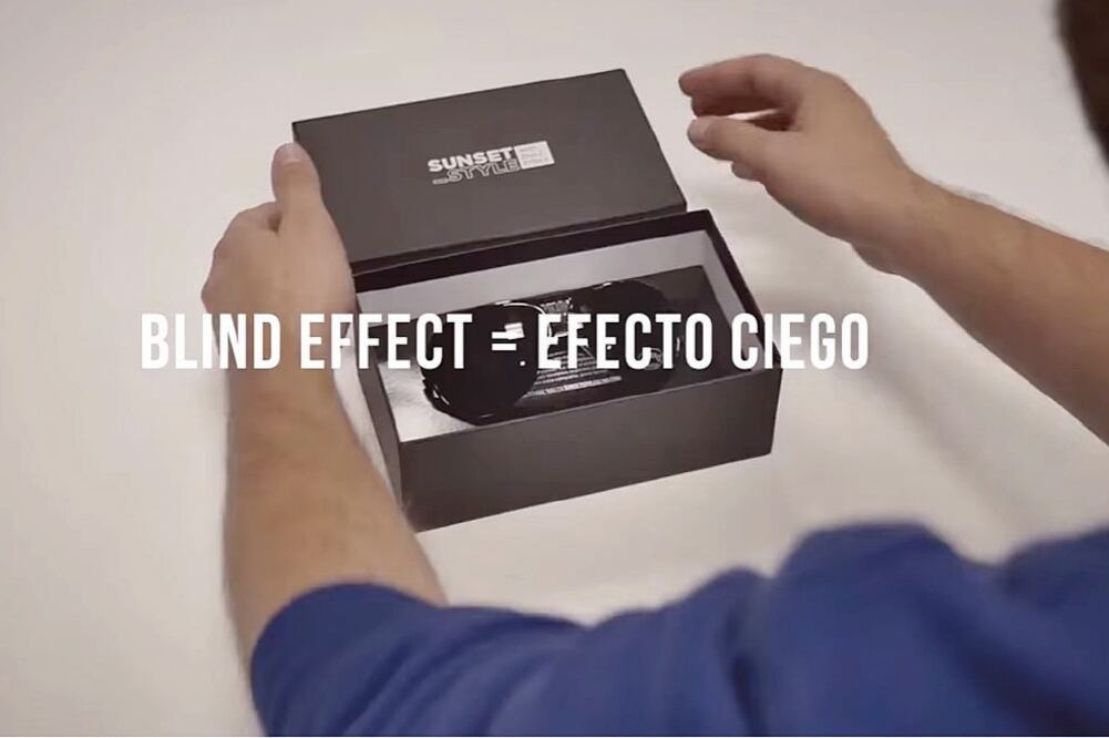 Uno de los anuncios, que firma la RAE y la compañía Gray España, promociona unas gafas de sol con “blind effect” (efecto ciego). Al comprarlas, la gente descubría que, efectivamente, las gafas eran completamente opacas (TOMADA DE YOUTUBE)