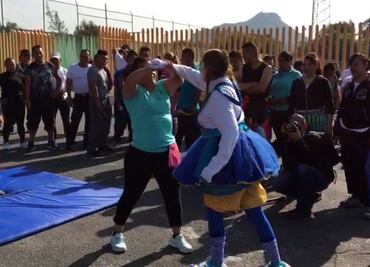 Luchadores enseñan defensa personal a policías de Iztapalapa