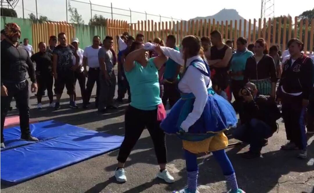 Luchadores enseñan defensa personal a policías de Iztapalapa
