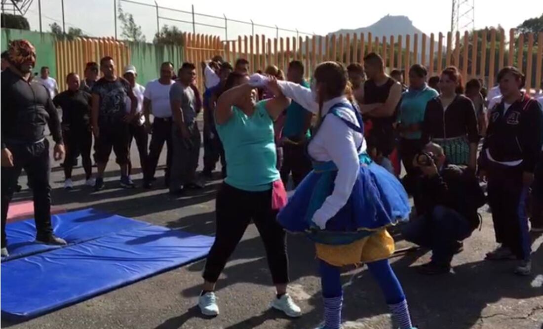 Luchadores enseñan defensa personal a policías de Iztapalapa