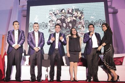 Bailan y cantan de plaza en plaza