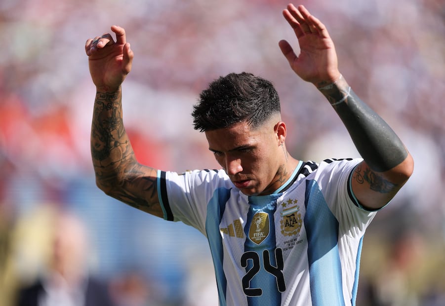 Enzo Fernández sale expulsado de la final del Mundial de 2026 entre España y Argentina, tras recibir una doble tarjeta amarilla - Foto: AFP
