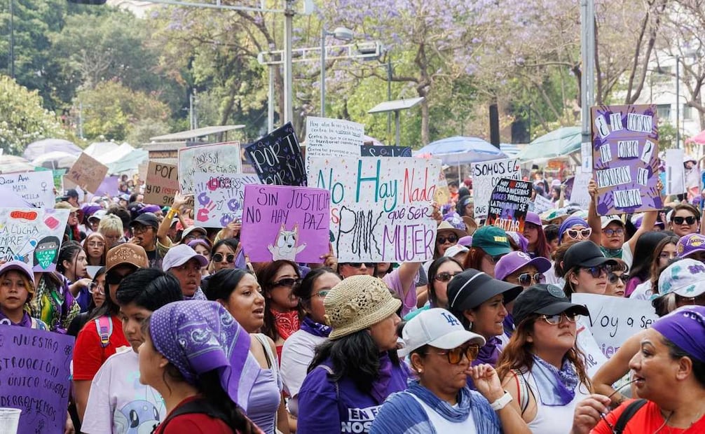 Diversos contingentes avanzan por la Alameda Central y el Palacio de Bellas Artes con dirección al Zócalo capitalino durante la marcha por el Día Internacional de la Mujer este domingo 8 de Marzo de 2026. Foto: Osmar Alvarado/ EL UNIVERSAL