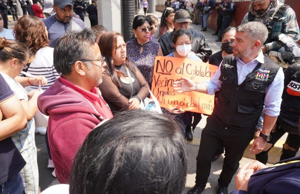 La jefa de gobierno capitalino, Claudia Sheinbaum, buscó dialogar con los maestros y padres de familia de la Escuela Primaria El Pípila, por la colocación de un pilote en el patio de este centro escolar y pidió al alcalde de Miguel Hidalgo no polizar el asunto. FOTO: Especial/EL UNIVERSAL.