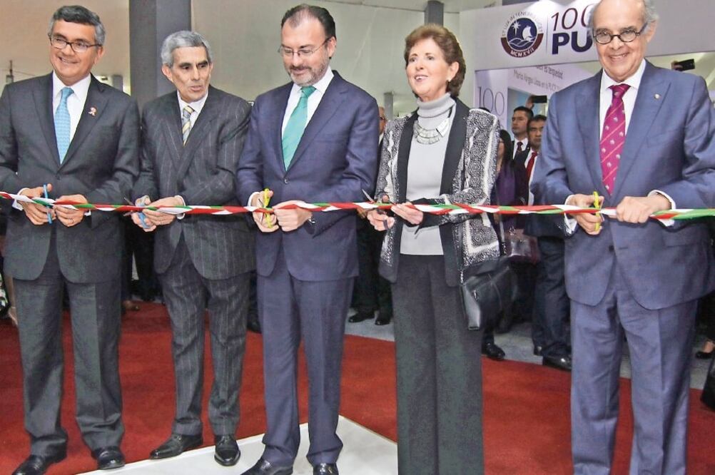 Al centro, María Cristina García Cepeda, y Luis Videgaray, titular de la SRE, junto a funcionarios de Perú. FOTO: CORTESÍA SECRETARÍA DE CULTURA