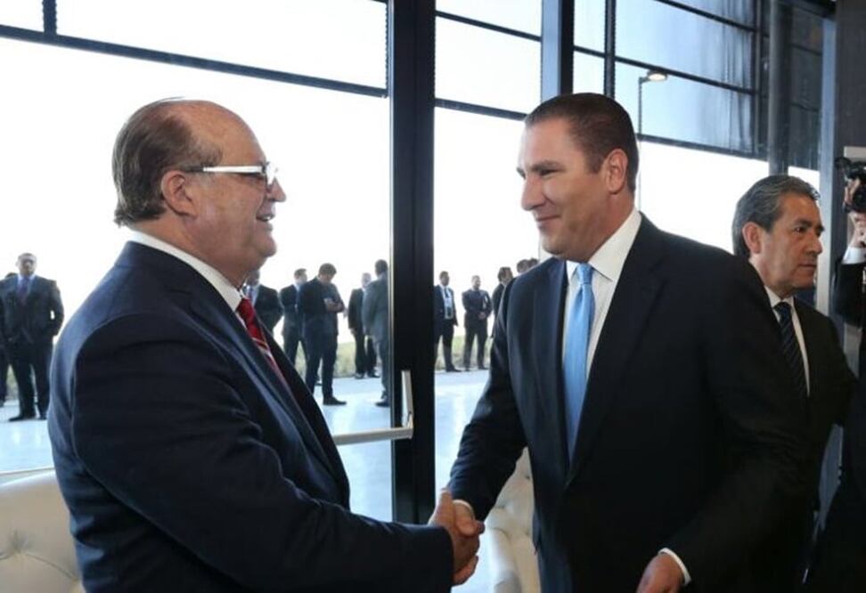 El gobernador de Morelos asistió al sexto informe de gobierno del gobernador de Puebla, Rafael Moreno Valle (Foto: tomada de @RafaMorenoValle)