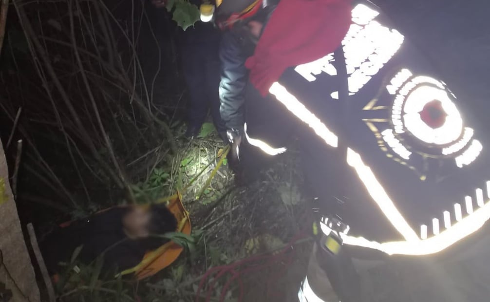 Volcadura en Amecameca deja seis lesionados; rescatistas cierran la carretera.
Foto: Especial.