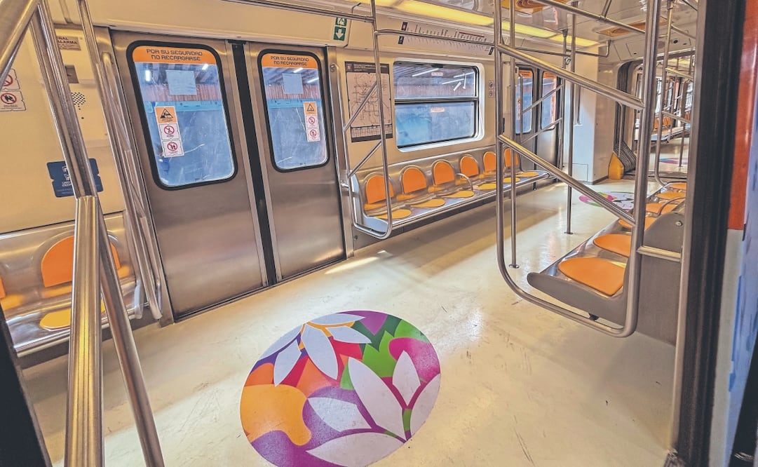 Al menos cuatro trenes de la Línea 2 del Metro tienen la nueva imagen, un Quetzalcóatl con vivos en naranja, verde, azul y rosa. Foto: Santiago Cadena/ EL UNIVERSAL