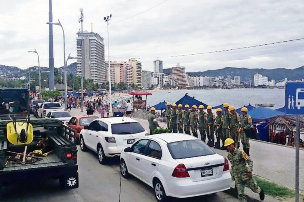 Militares recorren las playas y la Costera Miguel Alemán, en Acapulco, Guerrero, ante la llegada de la tormenta tropical Carlotta (ESPECIAL)